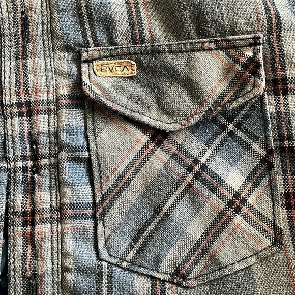 RVCA BOYS SIZE SMALL FLANNEL WITH A QUILTED LINING FOR EXTRA WARMTH - Picture 4 of 10